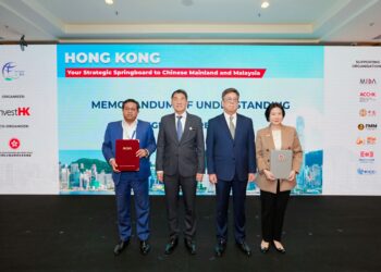 SIKH Shamsul Ibrahim Sikh Abdul Majid (kiri) bersama Sim Tze Tzin (dua kiri) dan Algernon Yau (dua kanan) serta Alpha Lau (kanan) selepas memperbaharui Memorandum Persefahaman (MoU) antara Invest Hong Kong dan Mida sempena Seminar Perniagaan Hong Kong-Malaysia.