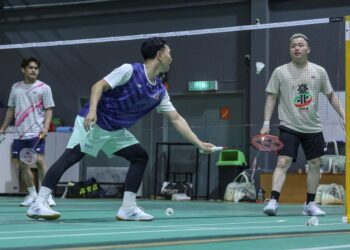 Aaron Chia (kanan) menjalani latihan skuad kebangsaan bersama rakan sepasukan di Akademi Badminton Malaysia, Bukit Kiara, Kuala Lumpur, kelmarin. - UTUSAN/AMIR KHALID