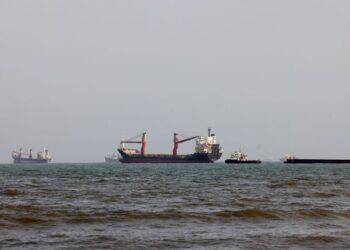 IRAN dan Oman setuju berkongsi hasil diperoleh dari Selat Hormuz. - AFP