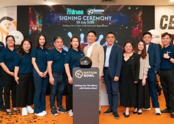 TIMMY Tan (tengah) selepas majlis menandatangani perjanjian pusat boling miliknya, Nation Bowl di pusat beli-belah, The Mines, Seri Kembangan, baru-baru ini.