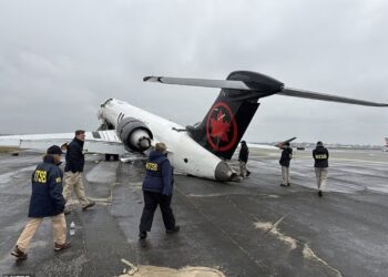 SEBUAH pesawat Air Canada berlanggar dengan jentera bomba. - NTSB