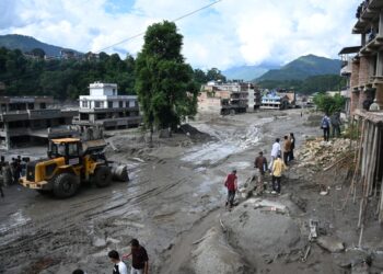 PEKERJA menggunakan jentera pengorek untuk membersihkan lumpur susulan banjir kilat di Trishuli, daerah Nuwakot, Nepal. - AFP.