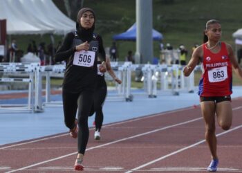 Izzatul Musfirah Ahmad Kamal Azira (kiri) akan memikul cabaran Kejohanan Olahraga Remaja Dunia Bawah 20 di Oregon, Amerika Syarikat. - UTUSAN/AMIR KHALID
