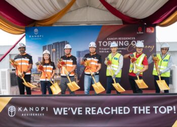 APPOLLO Leong (empat dari kiri) pada majlis penutupan struktur (topping-off) Kanopi Residences, pembangunan bertingkat tinggi pertama di Elmina City Centre.