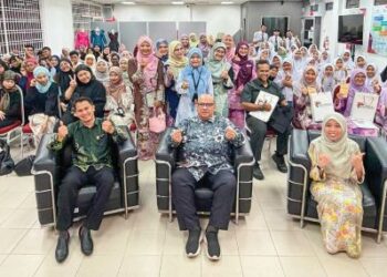 AHMAD Arman Nor Anuar (duduk, tengah) bergambar bersama para pelajar KKSB serta murid-murid SMK Ungku Aziz, Pekan Sabak dan SMK Bagan Terap yang hadir secara fizikal bagi mengikuti sesi perkongsian ilmu dan menyempurnakan Majlis Penutupan Program Batik Beyond Borders: Malaysia-Indonesia.