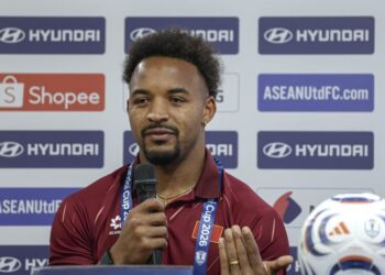 Nguyen Xuan Son bercakap pada sidang akhbar menjelang perlawanan separuh akhir pertama Piala Hyundai ASEAN 2026 di Kuala Lumpur, semalam. - UTUSAN/ FARIZ RUSADIO