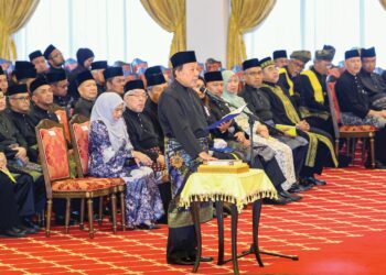 ISMAIL Lasim ketika menyampaikan Ucapan Taat Setia pada Istiadat Pelantikan dan Mengangkat Sumpah Jawatan Menteri Besar Negeri Sembilan di hadapan Yang di-Pertuan Besar Negeri Sembilan, Tuanku Muhriz Tuanku Munawir di Balairung Seri, Istana Besar Seri Menanti, di sini, semalam.