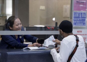 PENJAWAT awam perlu beralih daripada budaya mengurus proses kepada budaya menghasilkan impak dan pemudah cara pembangunan negara.