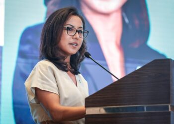 ARNI Laily Anwarrudin berucap pada Program Petronas Lunch Escape 'Credibility in The Age of AI: Navigating the New Frontier' di Mandarin Oriental semalam. - UTUSAN/MUHAMAD IQBAL ROSLI