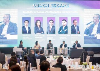 DARI kiri, Pengurus Besar Komunikasi Strategik Huluan Petronas, Kitt Othman, Pengurus Besar Kanan Komunikasi Strategik, Perhubungan Strategik dan Komunikasi Strategik Kumpulan Petronas, Datin Arni Laily Anwarrudin, Pengarah Besar Jabatan Penyiaran Malaysia (RTM), Ashwad Ismail, Pengarah Urusan Free Malaysia Today (FMT), Azeem Abu Bakar dan Bekas Ketua Pegawai Eksekutif NSTP, Mustapha Kamil Mohd Janor pada Program Petronas Lunch Escape 'Credibility in The Age of AI: Navigating the New Frontier' di Mandarin Oriental di sini, hari ini. - UTUSAN/MUHAMAD IQBAL ROSLI