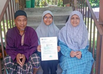 SITI Nur Aidah (tengah) bersama Rozi Yaakob (kiri) dan Siti Hawa Abd Ghani menunjukkan surat tawaran belajar ke Institut Pendidikan Guru Kampus Sultan Mizan, Besut di Kampung Masjid, Pulau Tawar di Jerantut, Pahang. – MINGGUAN/HARIS FADILAH AHMAD