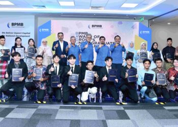 (BARISAN belakang, keempat hingga kesembilan dari kiri) Pemangku Ketua Pegawai Sumber Manusia Kumpulan BPMB, Shuhaibahtulaslamiah Hurmuzan; ahli Lembaga Pengarah EXIM Bank, Abdul Aziz Abu Bakar; ahli Lembaga Pengarah BPMB & EXIM Bank, Jeremy Lee Eng Huat; Pengerusi Kumpulan BPMB, Datuk Sulaiman Mohd Tahir; ahli Lembaga Pengarah BPMB, Ts. Dr. Othman Abdullah; Ketua Pegawai Eksekutif Kumpulan BPMB, Datuk Muzaffar Hisham serta 18 penerima biasiswa Anugerah BPMB Award of Group’s Undergraduate Scholarship (BAGUS) 2026 pada majlis penyampaian anugerah yang berlangsung pada 20 Ogos 2026 di Menara Plaza Conlay, Kuala Lumpur.