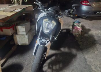 Motosikal yang digunakan oleh dua suspek motosikal selepas melakukan samun bersenjatakan pisau di sebuah kedai KK Mart di Taman Maju, di sini, pada 6 Ogos lalu. -FOTO IHSAN IPD JASIN.