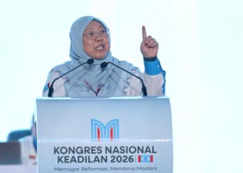 FUZIAH Salleh ketika berucap dalam penggulungan pada Kongres Nasional Tahunan PKR di MITC Melaka hari ini. - UTUSAN/AMIR KHALID