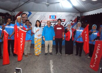 ADAM Adli Abdul Halim dan Shamsul Iskandar bersama jentera Pilihan Raya PKR Cabang Hang Tuah Jaya selepas pelancarannya di Taman Bukit Piatu, Melaka, semalam.-UTUSAN/AMRAN MULUP