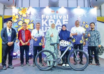 SHAHARUDDIN Abu Sohot (tiga dari kiri) mengiringi Exco Pembangunan Wanita, Keluarga & Masyarakat negeri, Datin Marzita Mansor bergambar bersama pemenang cabutan bertuah pada sesi Jelajah Mesra FKU 2026 di Kraftangan Malaysia Cawangan Perlis. – UTUSAN/ASYRAF MUHAMMAD