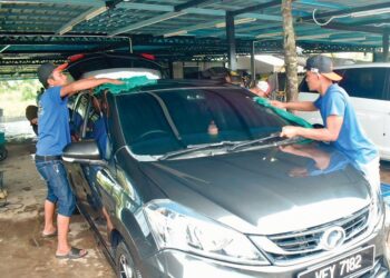 PASANGAN suami isteri dari Aza Carwash membuka sinar baharu buat golongan ODP bekerja di Jalan Stadium Tuanku Syed Putra, Kangar, Perlis. – MINGGUAN/ASYRAF MUHAMMAD