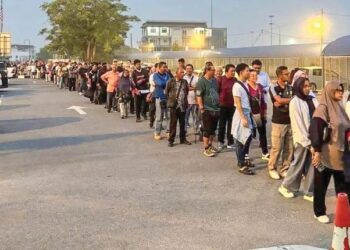 ORANG ramai beratur panjang di Kompleks ICQS Padang Besar kelmarin. - UTUSAN/MEDIA SOSIAL