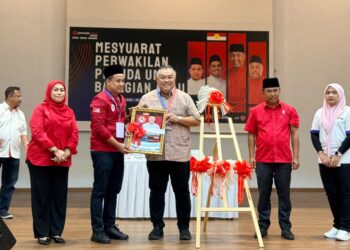 ROZABIL Abd. Rahman (tiga dari kanan) menerima cenderamata selepas merasmikan  Mesyuarat Perwakilan Pemuda UMNO Bahagian Arau di Dewan Sivik, Arau, Perlis, semalam. - UTUSAN/MOHD. HAFIZ ABD. MUTALIB