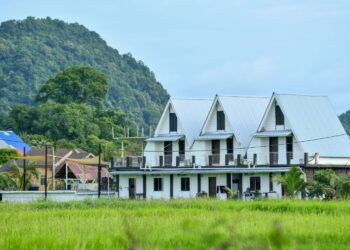INAP desa, Guaqottage menjadikan pemandangan berlatarkan sawah padi menghijau sebagai tarikan pelancong yang ingin merasai suasana kampung sebenar di kelilingi oleh persekitaran tenang dan tenteram di kampung Alor Redis, Kangar, Perlis. MINGGUAN/IZLIZAN OTHMAN
