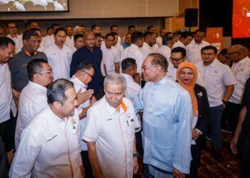 ANWAR Ibrahim bersalaman dengan warga Felda selepas Program Ramah Mesra bersama pengurusan tertinggi dan pengurus Felda 2026 
di sebuah hotel di Bangi, Selangor. – UTUSAN/MUHAMAD IQBAL ROSLI