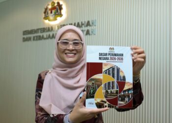 Ketua Penolong Setiausaha Kanan Bahagian Perancangan Perumahan KPKT, Idatul Farita Mohamad Toha menunjukkan buku Dasar Perumahan Negara 2026-2035.  – UTUSAN/FAISOL MUSTAFA