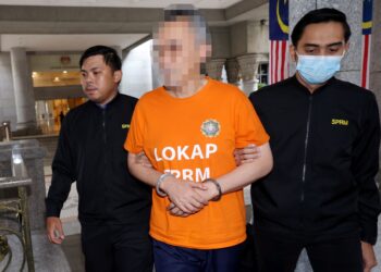 SUSPEK berusia dalam lingkungan 60-an itu tiba di pekarangan Istana Kehakiman Putrajaya kira-kira pu­kul 9.38 pagi semalam. - UTUSAN/FAISOL MUSTAFA