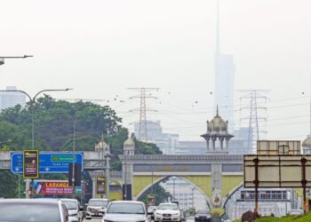 Semua pihak harus mematuhi undang-undang Udara Bersih dan menjamin kualit udara demi kebaikan kesihatan dan kesejateraan awam. 
UTUSAN/MOHD. FARIZWAN HASBULLAH