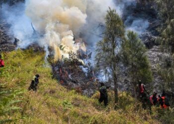 INDONESIA menutup Taman Negara Bromo Tengger Semeru akibat kebakaran. - AFP