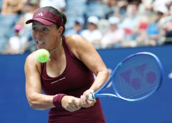 Jessica Pegula membalas bola pukulan Elena-Gabriela Ruse dalam saingan tenis Terbuka Amerika Syarikat di USTA Billie Jean King New York. - AFP