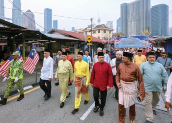 JOHARI Abdul Ghani turut serta dalam Perarakan dan Sambutan Maulidur Rasul di Masjid Jamek Kampung Baru, Kuala Lumpur, semalam. - UTUSAN/AMIR KHALID
