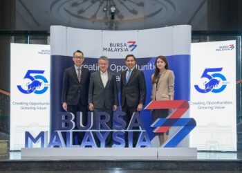 LIEW Chin Tong (dua kiri) bersama Fad'l Mohamed (dua kanan) dam  Joe Liew (kiri) semasa Siri Sektor Semikonduktor Bursa Malaysia-CLSA di Bursa Malaysia.