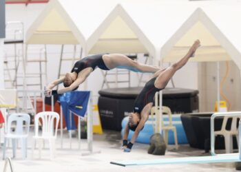 Noor Qaisara Dayana Saiful Nazam (kanan) bersama Nur Aisy’ Innara Amir Hafiz beraksi dalam acara 10 meter platform seirama Sukan Malaysia (SUKMA) Selangor 2026 di Pusat Akuatik Darul Ehsan. - IHSAN MALAYSIA AQUATICS