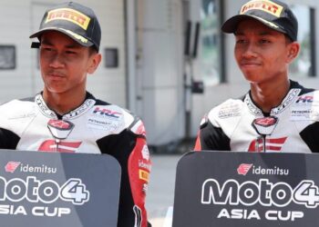 Qayyim Razin Razali (kiri) muncul juara manakala Qabil Irfan Azlan di tempat ketiga dalam Perlumbaan 1 pusingan kedua Kejuaraan Moto4 Piala Asia di SIC, Sepang, semalam. - Ihsan SIC Racing