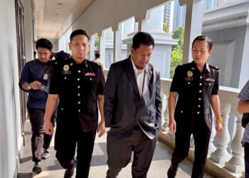RAZLAN Raghazali ketika ditemui di Mahkamah Sesyen selepas selesai prosiding pertuduhan terhadapnya, di sini hari ini.