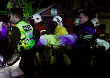 PASUKAN penyelamat mengusung mayat lelaki Abd. Latif Abd. Rashid yang rentung dalam kebakaran rumahnya di Kampung Gong Tok Nasek, Kuala Terengganu, Terengganu. - UTUSAN/PUQTRA HAIRRY