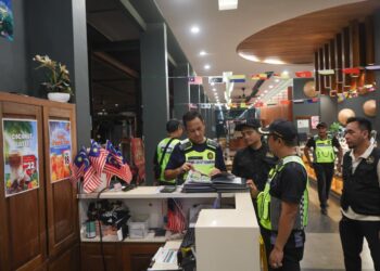 MOHD. Musfi Lat (dua dari kiri) bersama anggota Kementerian Perdagangan Dalam Negeri dan Kos Sara Hidup (KPDN) Terengganu melakukan pemeriksaan ke atas resort dalam operasi penguatkuasaan bersepadu di Pulau Perhentian, Besut, Terengganu. -UTUSAN/PUQTRA HAIRRY