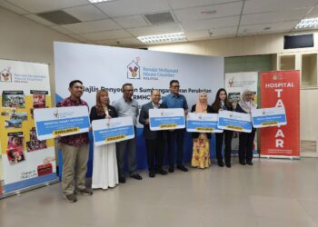 wakil dari enam pertubuhan kebajikan hospital menerima geran perubatan dari RMHC dalam satu majlis di Kuala Lumpur, kelmarin.