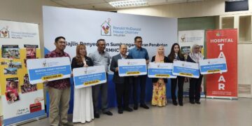 wakil dari enam pertubuhan kebajikan hospital menerima geran perubatan dari RMHC dalam satu majlis di Kuala Lumpur, kelmarin.