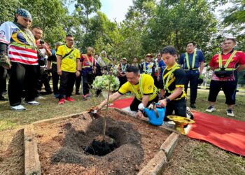 KONSUL Jeneral Malaysia di Songkhla, Ahmad Fahmi Ahmad Sarkawi (Baju biru gelap berdiri belakang Waris Yang Kedua Negeri Perlis, Syed Sirajuddin Areeb Putra) sempena sempena Program Kayuhan Malaysia Merdeka 2026 di sekitar mukim Ko Taeo, Songkhla. GAMBAR/Yayasan Tuanku Syed Putra (YTSP) Perlis.