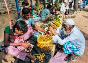 PELARIAN Rohingya membeli buah pinang di sebuah pasar di kem pelarian Kutupalong, Bangladesh. - AFP