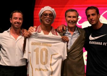 Ronaldinho memegang jersi No. 10 kelab baharunya Ravenna dalam satu majlis semalam. - AFP