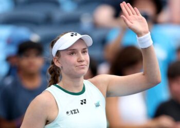 Elena Rybakina terpaksa menarik diri akibat kecederaan tumit. - AFP