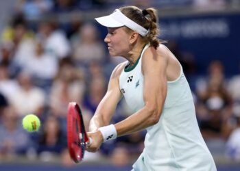 Elena Rybakina membalas bola pukulan Naomi Osaka dalam aksi suku akhir Terbuka Kanada di Toronto, hari ini. - AFP