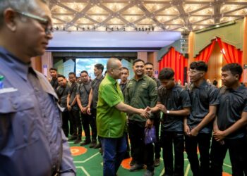 AHMAD Samsuri Mokhtar (tengah) bersalaman dengan anggota renjer semasa hadir pada Sambutan Hari Renjer Sedunia Tahun 2026 Peringkat Negeri Terengganu di Wisma Darul Iman, Kuala Terengganu. -UTUSAN/PUQTRA HAIRRY