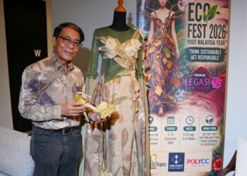 ANTARA koleksi batik cetakan eko sentuhan  Heintje Nazarudin yang akan diperagakan dalam Festival Eco-Fest.– UTUSAN/SADDAM YUSOFF