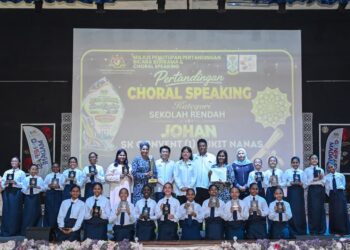 MURID Sekolah Kebangsaan Convent (1) Bukit Nanas ketika sesi bergambar selepas berjaya meraih johan pada pertandingan Choral Speaking peringkat Wilayah Persekutuan Kuala Lumpur di Sekolah Menengah Kebangsaan St. Mary di sini, hari ini. - UTUSAN/SYAKIR RADIN