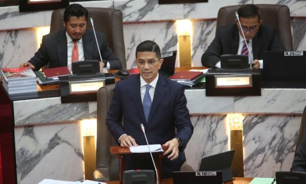 Amirudin adalah adindaku
