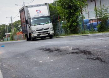 SEBAHAGIAN jalan raya di negara ini sudah berusia dan tidak lagi mempunyai kekuatan seperti ketika mula dibina sekali gus lebih terdedah kepada kerosakan.