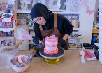 TENGKU Nurul Iman Alianna Tengku Ali Sha menghias kek ketika ditemui di premisnya, baru-baru ini. UTUSAN/M. FIRDAUS M. JOHARI